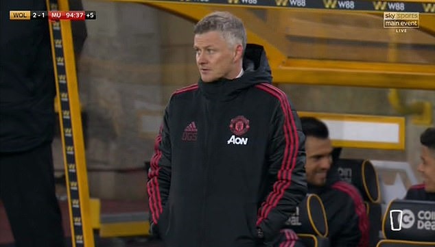 Romero và Rojo cười đùa rất vô duyên. ảnh: Sky Sports.