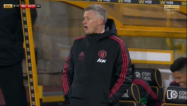 Romero và Rojo cười đùa rất vô duyên. ảnh: Sky Sports.
