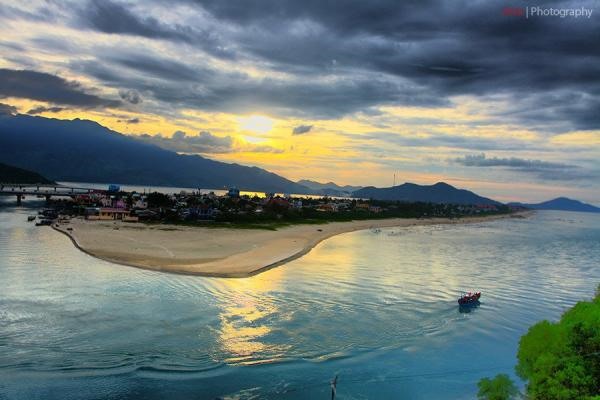 Vịnh Lăng Cô có rất nhiều diều kiện tự nhiên thuận lợi để phát triển du lịch. Ảnh: Sưu tầm.