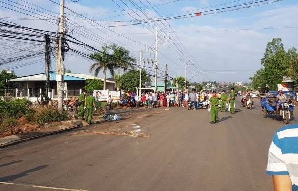 Hiện trường phát hiện thi thể người phụ nữ gói trong chiếu ở điểm thu gom rác.