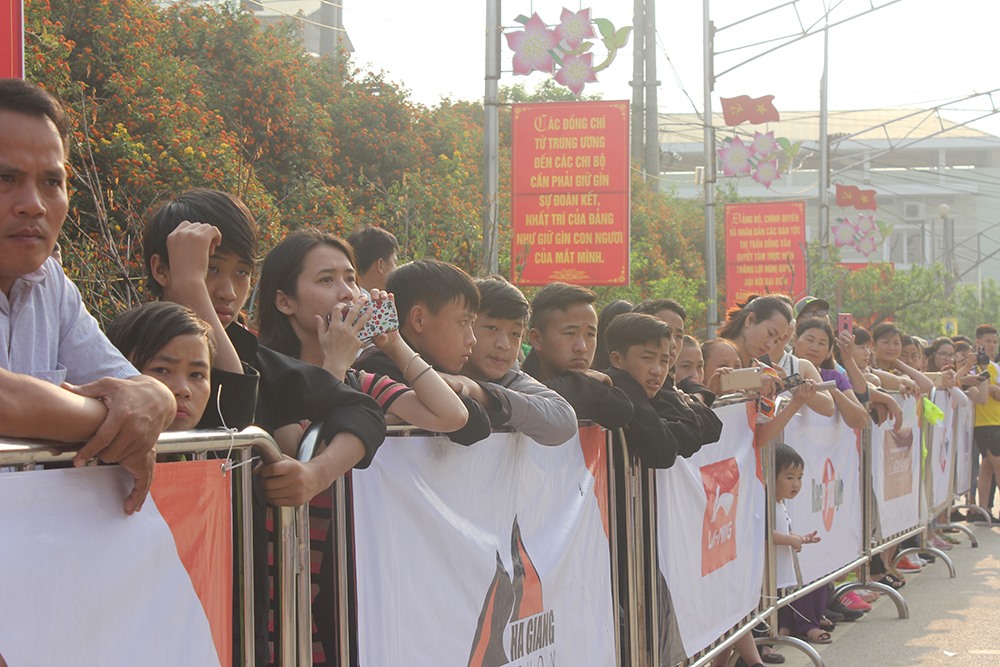 Người dân địa phương và du khách tỏ ra rất thích thú với giải chạy.