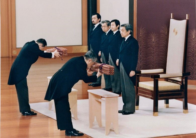 Nhật hoàng Akihito trong nghi lễ Kenji-to-Shokei-no-Gi tại phòng Seiden-Matsu-no-Ma trong Hoàng cung ở Tokyo vào ngày 7.1.1989. Ảnh: Mainichi.