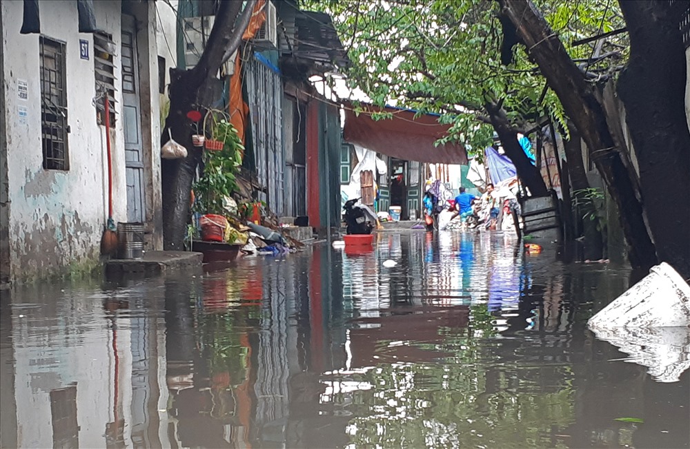Rác thải nổi lềnh bềnh trên mặt nước sau cơn mưa lớn.