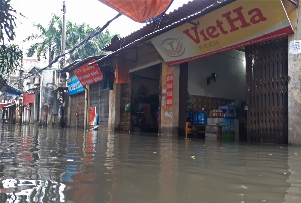 Nhiều quận có mưa với lượng lớn, gây ngập úng một số điểm từ 30-40cm. Cơn mưa như trút nước nhanh chóng khiến các tuyến đường trong và ngoại thành đều bị ngập úng nặng.
