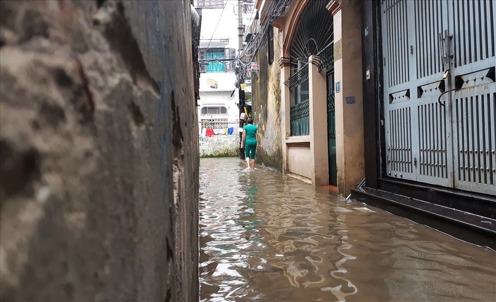 Hơn 11h sáng, nhiều ngõ ngách tại Cầu Giấy vẫn ngập sâu trong nước.