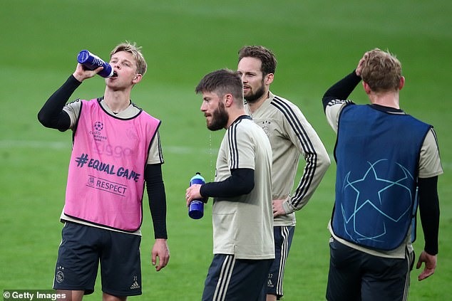 Daley Blind (giữa, khuất phía sau) trước đây đã có nhiều dịp chạm trái Tottenham khi còn đá cho Manchester United. Tuy nhiên, để đối đầu với Spurs ở sân chơi lớn như Champions League là lần đầu tiên hậu vệ này được trải nghiệm. Ảnh: Getty.