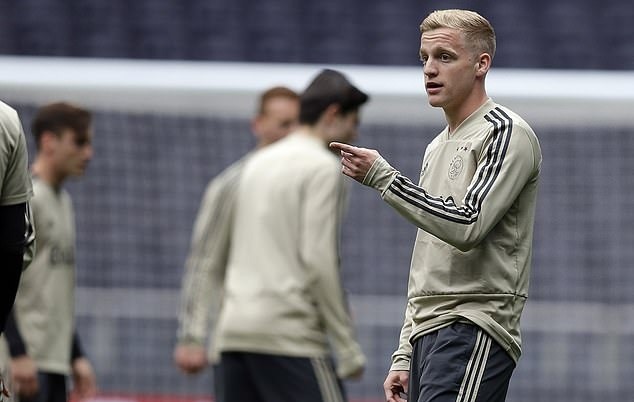 Ngoài De Light và De Jong, Ajax còn sở hữu một ngôi sao tiềm năng khác là tiền vệ Donny van de Beek. Trong suốt hành trình đáng ngưỡng mộ của Ajax ở giải năm nay, ngôi sao 22 tuổi luôn đóng góp thầm lặng và là mắt xích không thể thiếu trong đội hình của nhà ĐKVĐ Hà Lan. Ảnh: Getty.