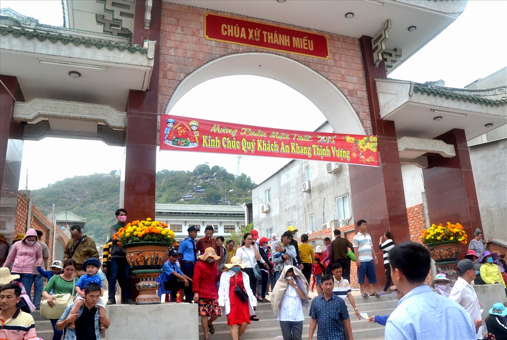 Cổng sau ngôi miếu. Ảnh: Lục Tùng