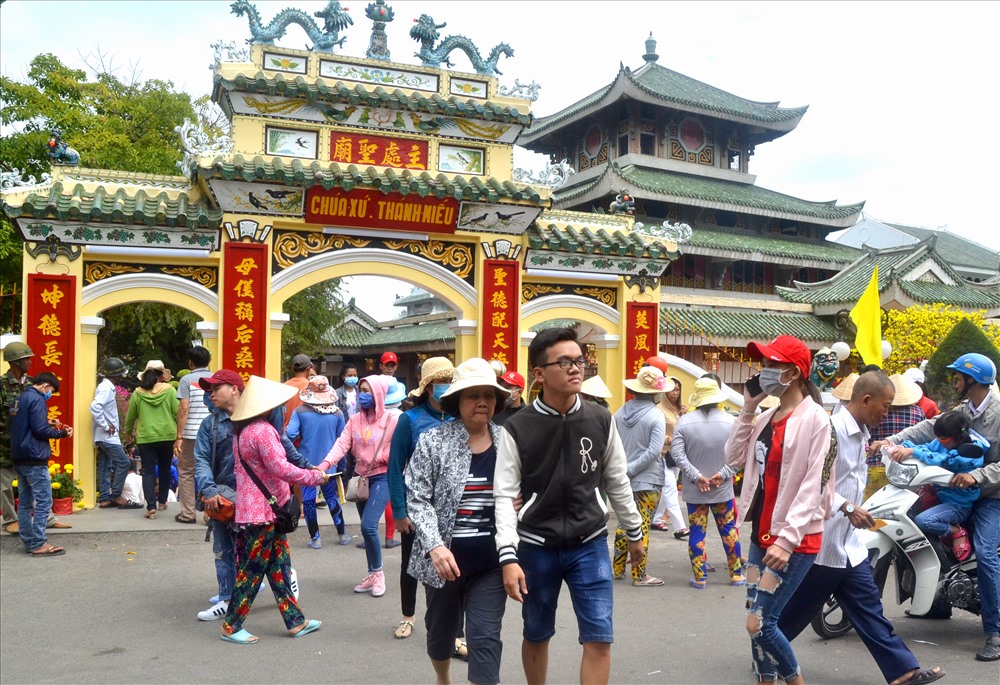 Miếu Bà Chúa Xứ Núi Sam, nhìn từ bên ngoài cổng. Ảnh: Lục Tùng