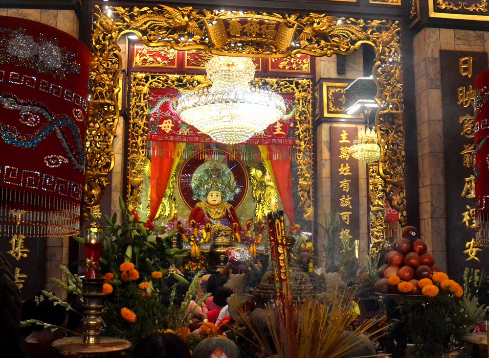 Tượng Bà ngự ở vị trí trang trọng của ngôi Miếu. Ảnh: Lục Tùng