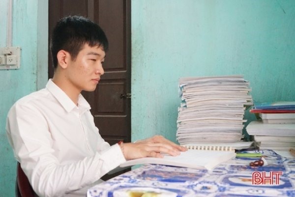 Trần Việt Hoàng vừa giành học bổng 2,2 tỷ đồng. (Ảnh: Báo Hà Tĩnh)