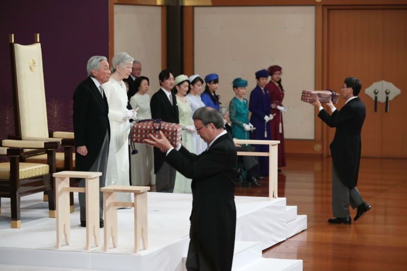 Viên ngọc và bảo kiếm trong “Tam chủng thần khí” - những bảo vật tượng trưng cho quyền uy của Nhật hoàng tại buổi lễ thoái vị. Ảnh: AP.