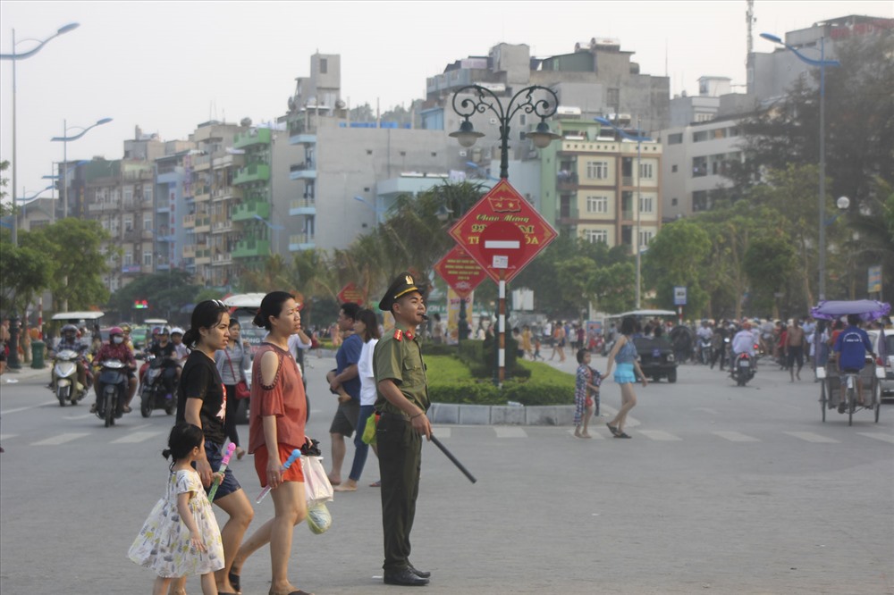 Lực lượng công an, cảnh sát được tăng cường để phân luồng, hướng dẫn giao thông.