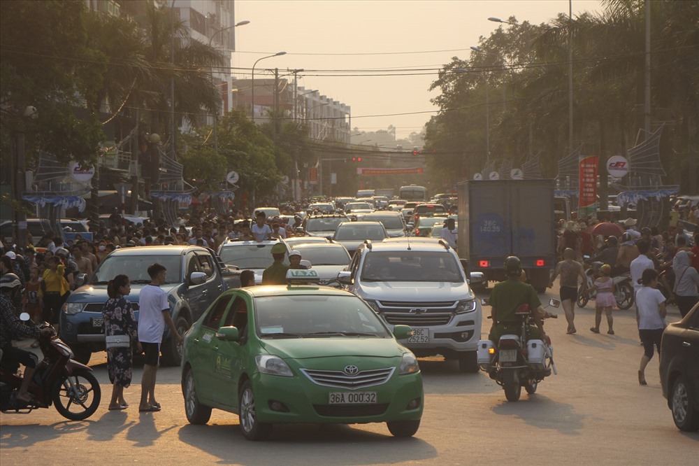 Lượng du khách đổ dồn về khu bãi biển thời gian đầu giờ sáng và cuối giờ chiều luôn rất đông đúc.