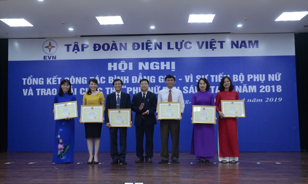 Đồng chí Khuất Quang Mậu - Chủ tịch Công đoàn Điện lực Việt Nam trao Bằng khen của Bộ Công thương cho 6 tập thể đạt thành tích trong công tác VSTBPN. Ảnh: Đ.C