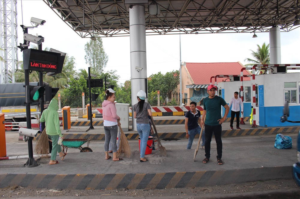 Quét dọn khu vực Trạm thu phí chuẩn bị cho thu phí trở lại.