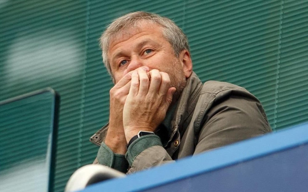 Abramovich không thể trực tiếp nhìn thấy Chelsea thi đấu tại Anh. Ảnh: Telegraph.