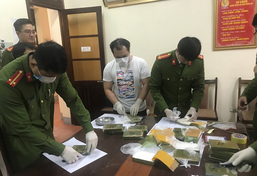 Lực lượng chức năng tiến hành giám định số ma túy thu giữ được.