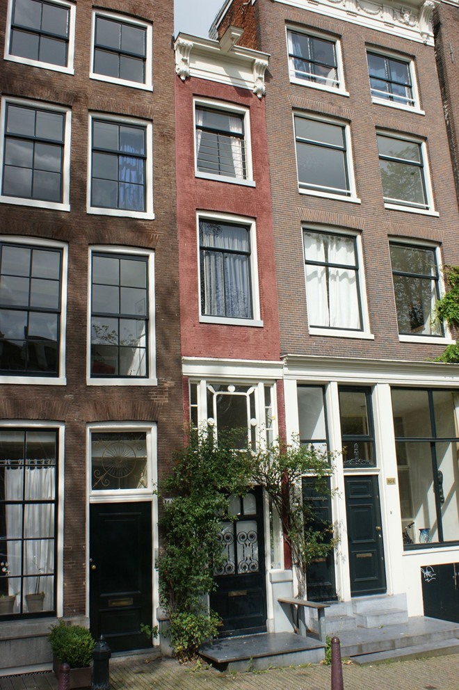 Singel 166, Amsterdam, Hà Lan: Ngôi nhà hẹp nhất Amsterdam này có chiều rộng chưa đầy 1,8 m. Như nhiều ngôi nhà siêu mỏng khác, công trình này mở rộng hơn về phía sau.