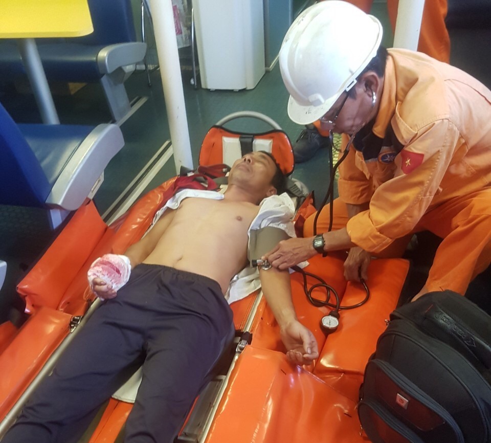 Thuyền trưởng Phạm Việt được lực lượng cứu hộ tận tình cứu chữa. Ảnh: P.V