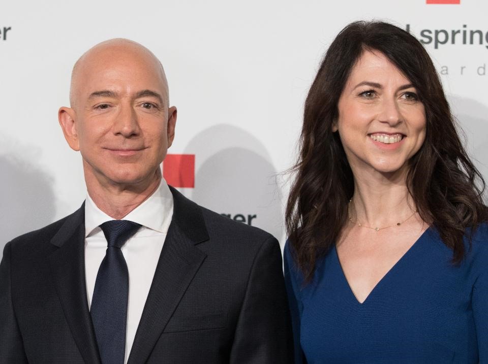 Jeff và MacKenzie Bezos.