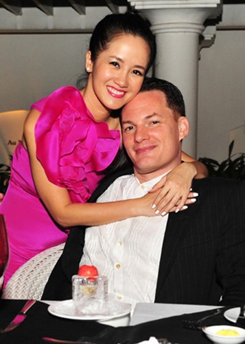 Hồng Nhung và chồng đầu.