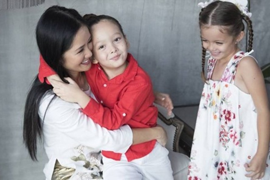 Hồng Nhung và cặp sinh đôi.