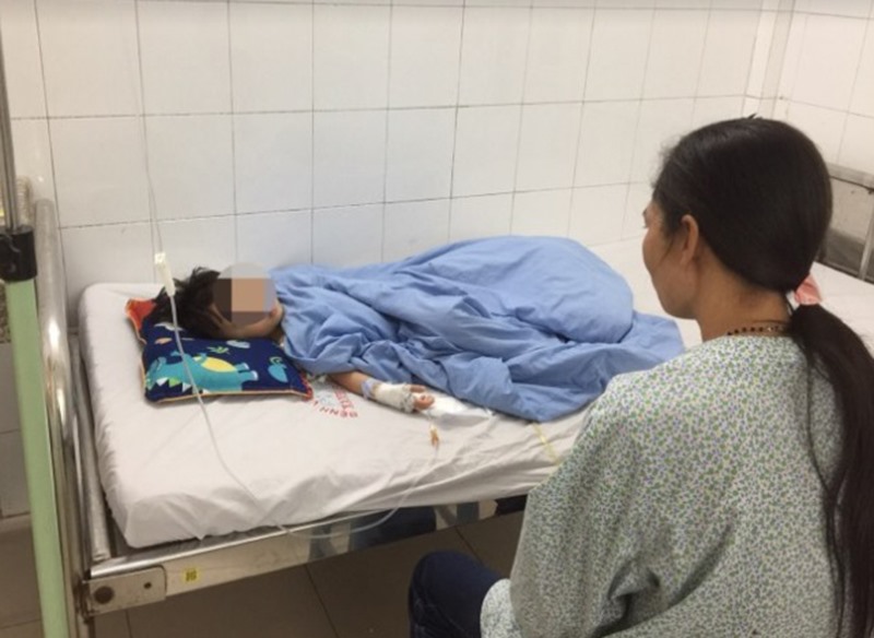 Bệnh nhi Nguyễn T.H.Y. bị chó cắn nát đùi.