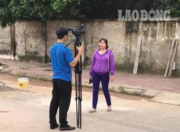 Bà A cầm một mảnh vỡ lọ hoa