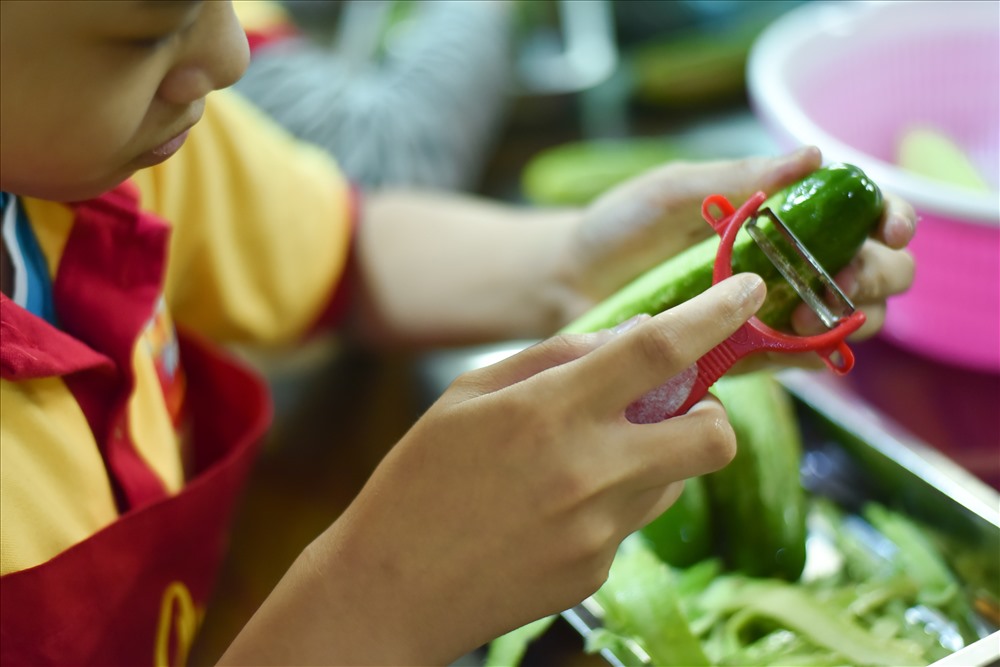 “Quán Ong mật” là một dự án phát triển, hướng nghiệp dành cho trẻ tự kỷ ở Việt Nam của Trung tâm trợ giúp gia đình và trẻ khuyết tật trí tuệ. Đội ngũ nhân viên cần mẫn của bếp ăn nhỏ này chính là những đứa trẻ mắc chứng tự kỷ, chậm phát triển. 