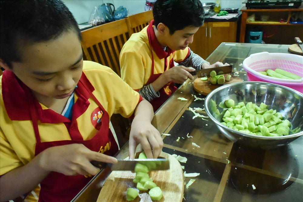 Tại đây, các em được hướng dẫn để làm những công việc từ nhỏ nhất: nhặt rau, thái thịt, đóng gói đồ ăn, làm quen với các mệnh giá tiền,… từng chút từng chút một.