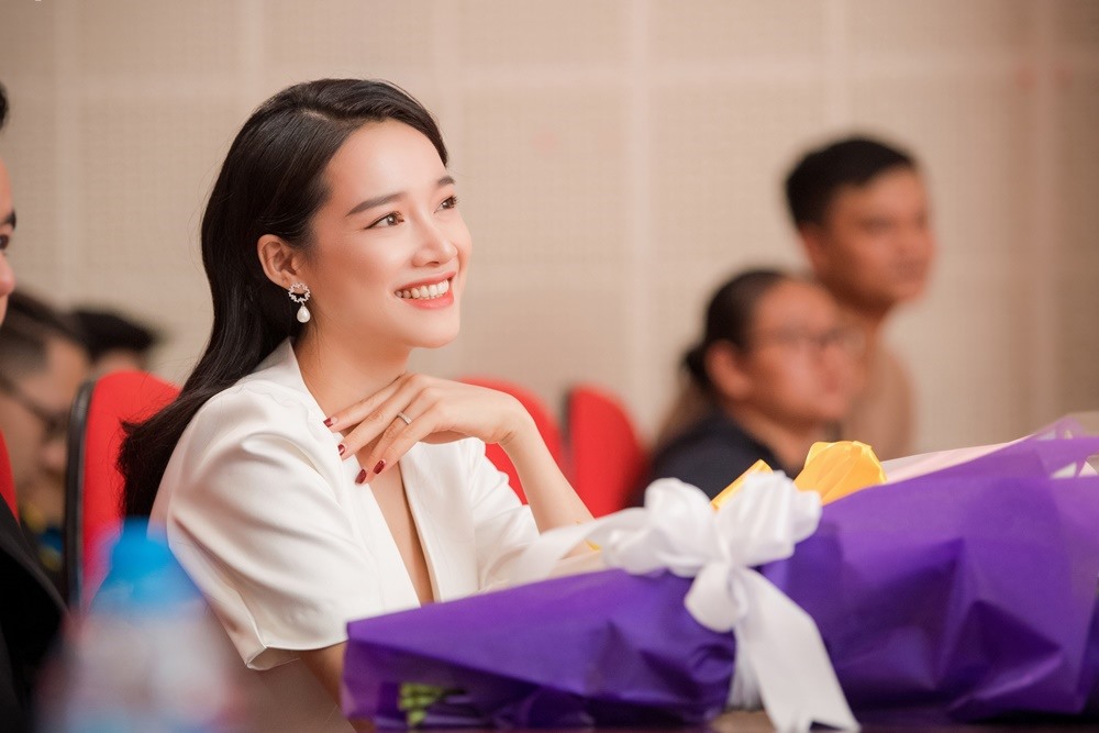 Nhã Phương ở một góc nghiêng.