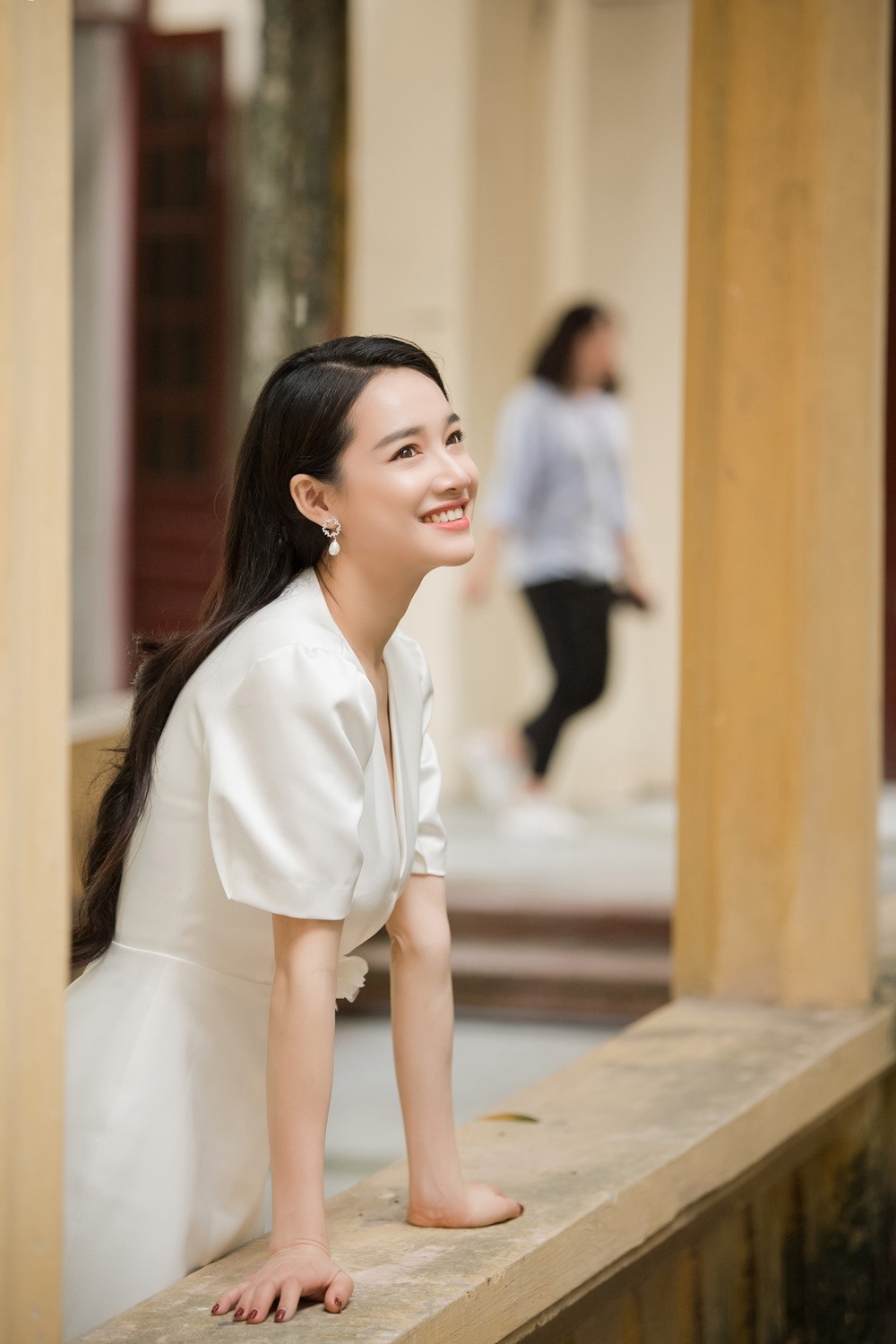 Nhã Phương xinh đẹp trong bộ váy trắng.