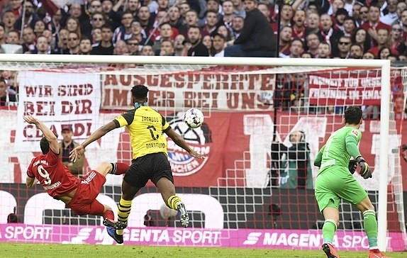 Lewandowski trừng phạt sai lầm của hàng thủ đội khách ở phút 17. Ảnh: Getty.