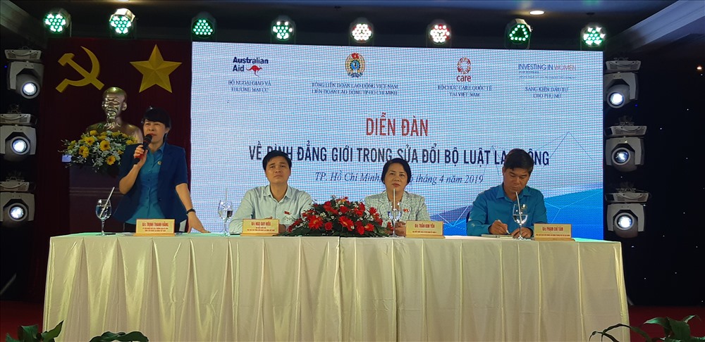 Bà Trịnh Thanh Hằng (người đúng) cho biết dự thảo BLLĐ sửa đổi, bổ sung có quy định mới về QRTD.