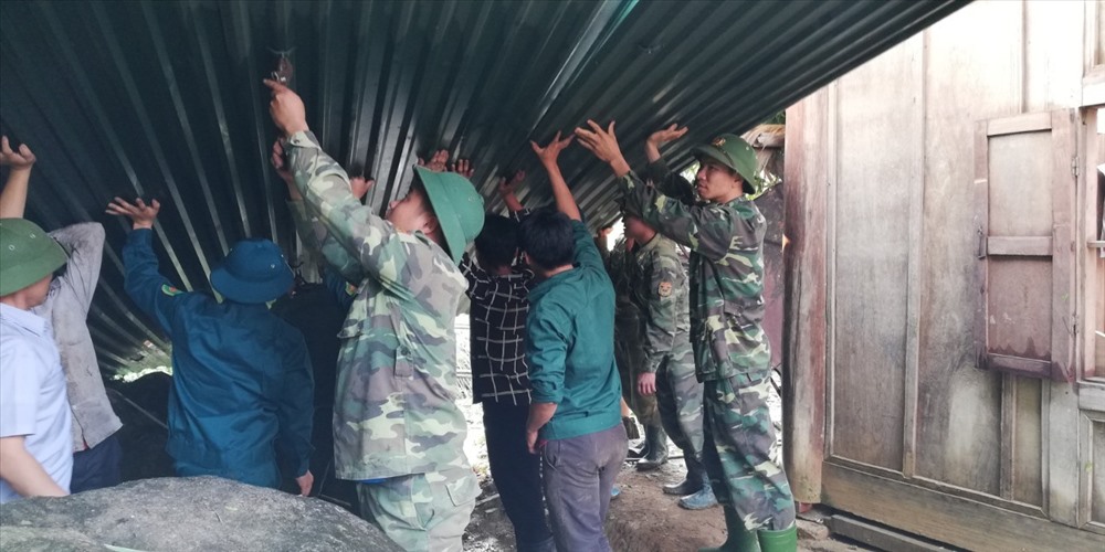 Các lực lượng giúp dân khắc phục hậu quả