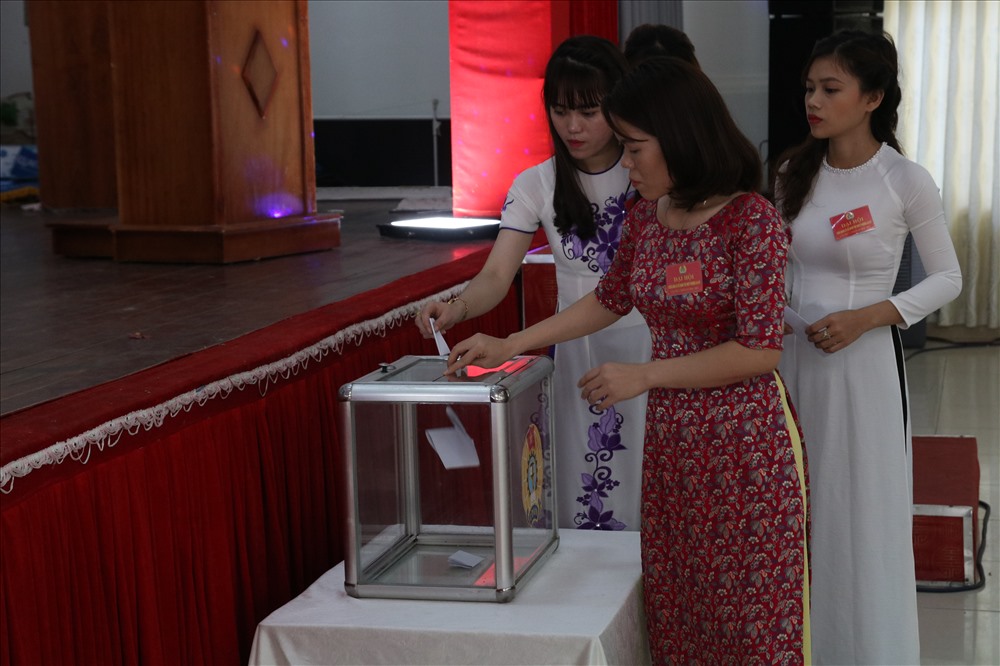 Các đại biểu bỏ phiếu để bầu ra Ban Chấp hành nhiệm kỳ đầu tiên. Ảnh: Đ.V