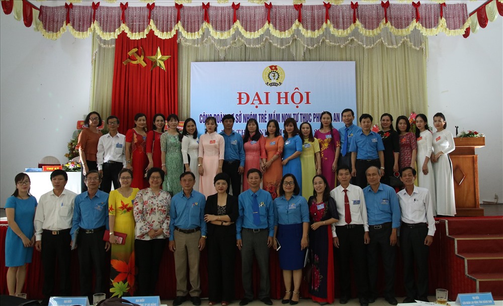 Các đại biểu cùng chụp hình lưu niệm. Ảnh: Đ.V