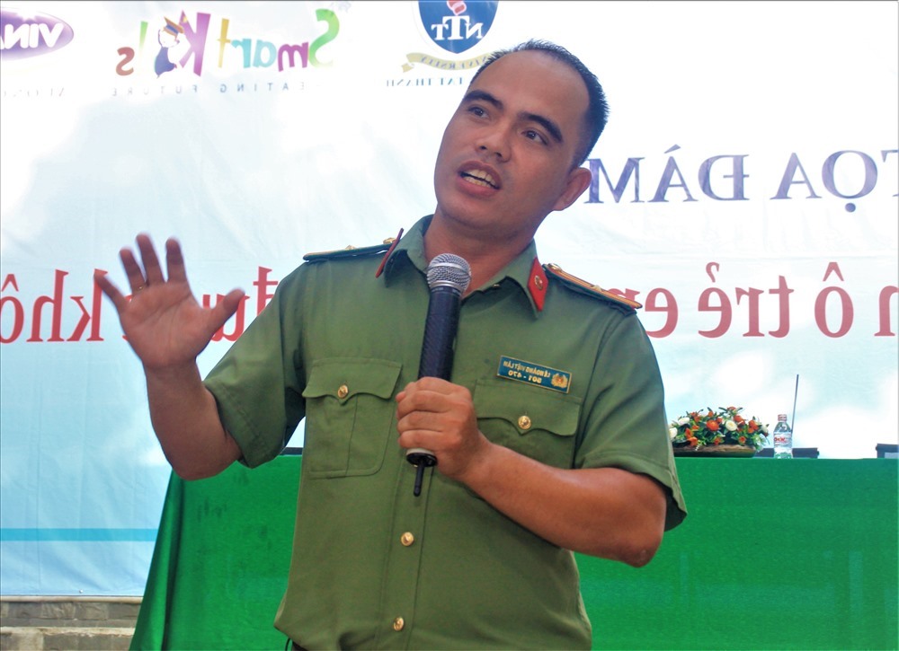 Thiếu tá, TS Lê Hoàng Việt Lâm chia sẻ với các học sinh về bạo lực học đường.