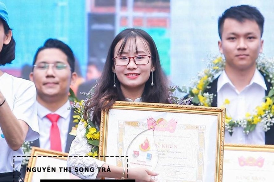 Nguyễn Thị Song Trà nhận giải thưởng tình nguyện quốc gia cho dự án giáo dục giới tính S Project. Ảnh: S Project