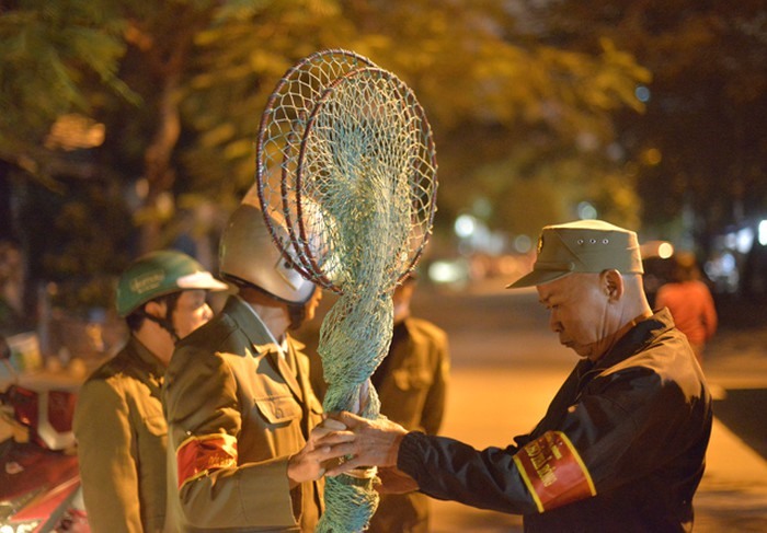 Nỗi lòng đội bắt chó thả rông: Hàng xóm mắng mỏ, dọa