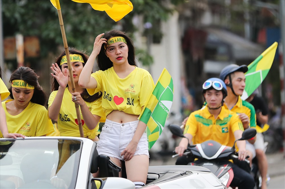 Tuy 19h trận đấu mới bắt đầu nhưng ngay từ đầu giờ chiều nhưng hội CĐV Sông Lam Nghệ An tập trung rất đông.
