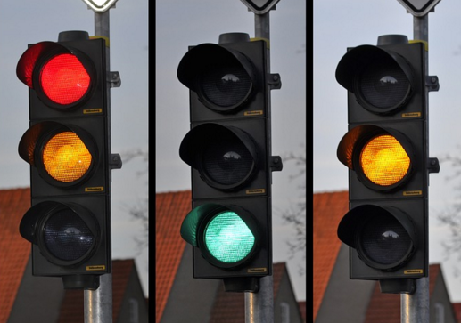 Vượt đèn đỏ là cực kỳ phổ biến ở Việt Nam. Đây là một trong những nguyên nhân gây nên cảnh tắt đường diện rộng ở các thành phố lớn.