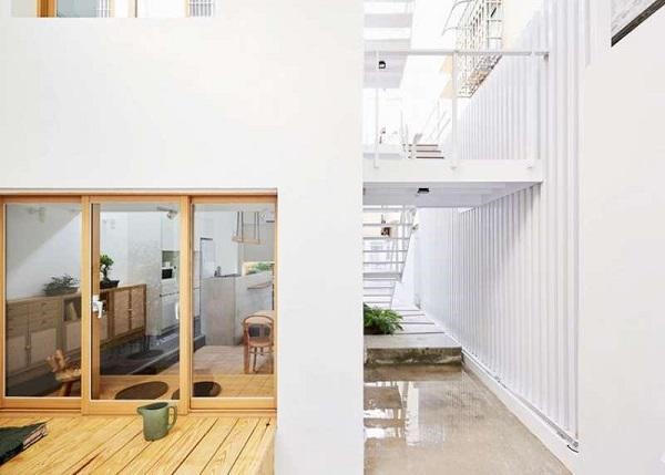 Tầng trệt của căn nhà có diện tích khoảng 36m2, toàn bộ cầu thang cũ bên trong nhà đã được phá bỏ, cầu thang mới phía cạnh nhà được thay thế, đây cũng là điểm khiến căn nhà trở nên khác biệt và độc đáo hơn. Bàn ghế và nội thất hầu như là gỗ sáng màu phù hợp với màu trắng chủ đạo của căn nhà, được sắp xếp thông minh và tiện lợi sao cho không gian sinh hoạt của các thành viên không bị giới hạn trong diện tích nhỏ.