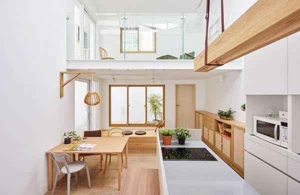 Gian bếp khá tiện nghi và hiện đại, được bố trí tách biệt với không gian sinh hoạt và nghỉ ngơi. Ngay sau nhà còn có một khoảng sân rộng, rất phù hợp cho những ai có sở thích trồng cây, hoa, làm vườn hay là không gian vui chơi hợp lý cho nhà có trẻ nhỏ.