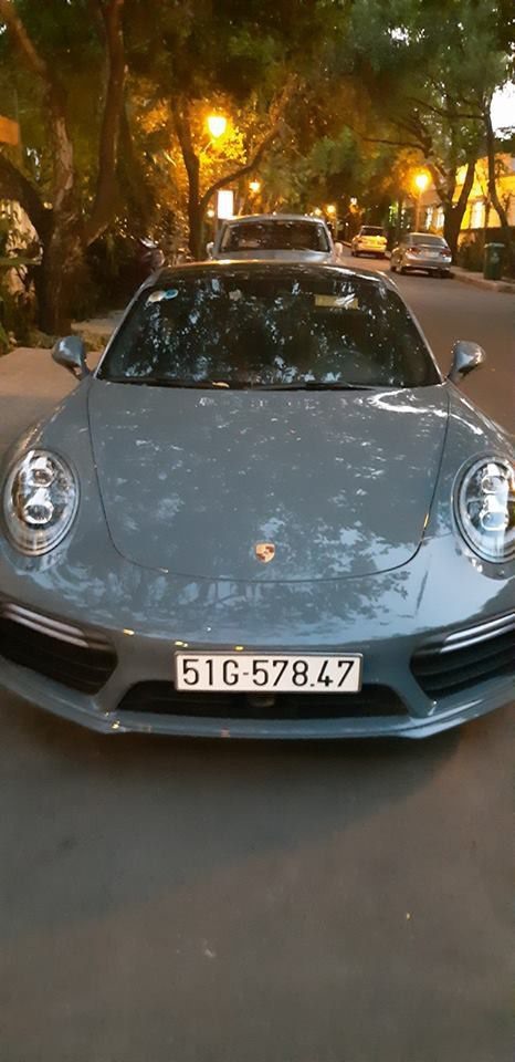 ông Vũ còn tậu chiếc Porsche 911 Turbo S màu độc, hiếm có ở Việt Nam và có giá lên tới 13,94 tỷ đồng.