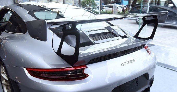Thiết kế dành cho đường đua nên Porsche trang bị cho xe cánh gió sau cỡ lớn, nhiều khe hút gió và thoát gió để tăng tính năng khí động học.
