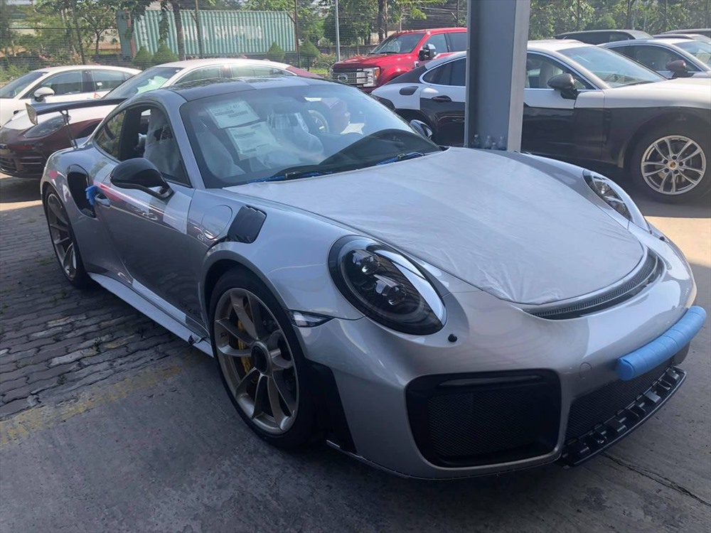 Siêu xe 911 GT2 RS 2019 của ông Vũ sở hữu màu sơn bạc cá tính, có giá hơn 20 tỉ đồng.