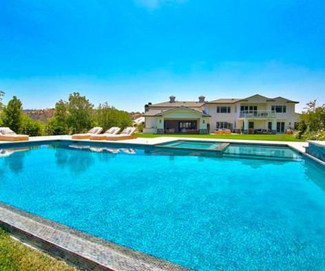 Khoảng sân rộng, bể bơi, spa với góc nhìn có thể ngắm toàn cảnh Los Angeles.