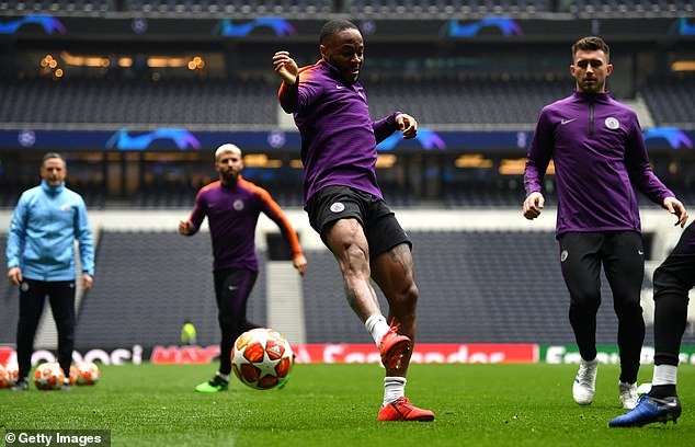 Các cầu thủ Man City tập luyện trên sân đấu mới khánh thành của Tottenham. Ảnh: Getty Images.